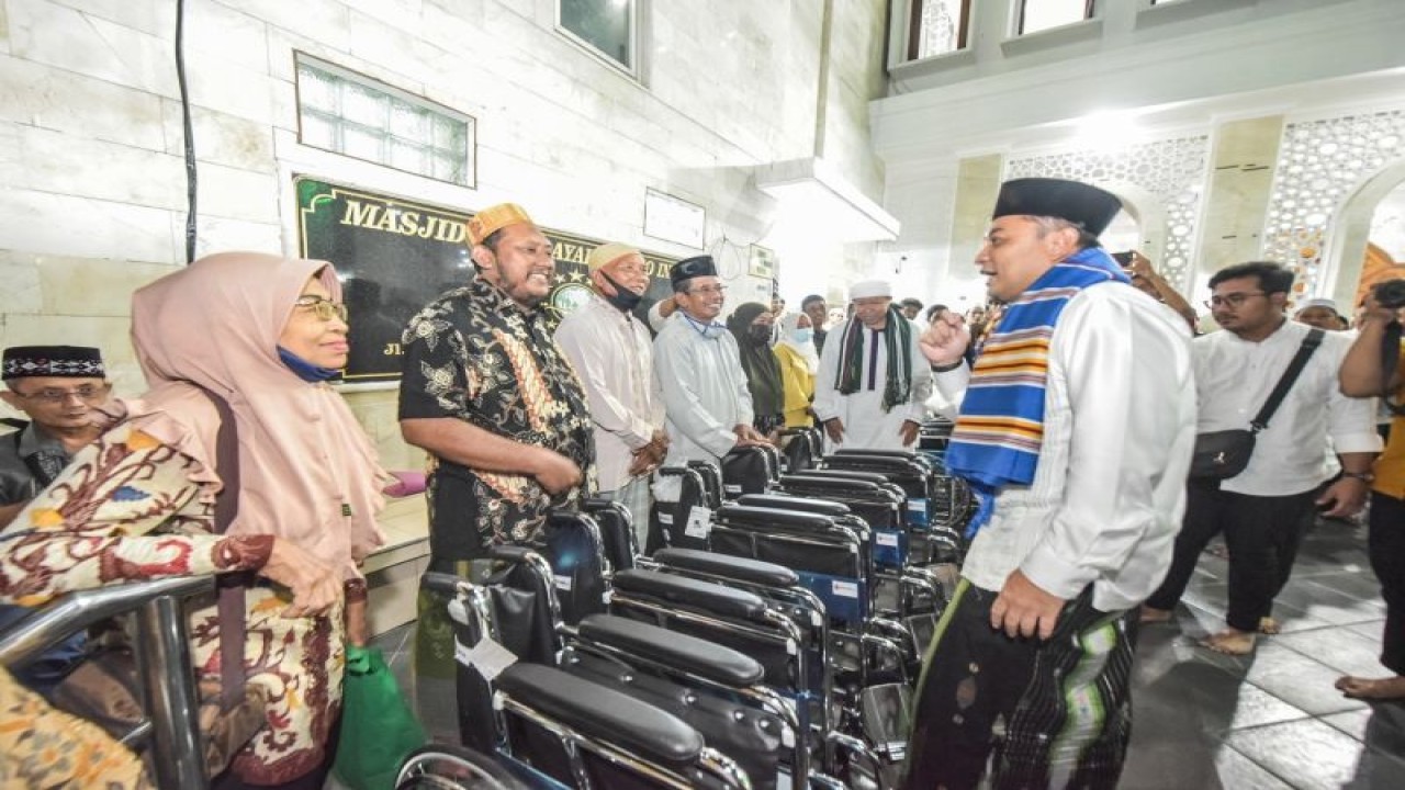 Wali Kota Surabaya Eri Cahyadi saat menyerahkan bantuan kursi roda kepada warga di Masjid Al-Hidayah, Jalan Darmo Indah Barat V No. 3 Karangpoh Kota Surabaya, Senin (27/3/2023) malam.  (ANTARA/HO-Diskominfo Surabaya)