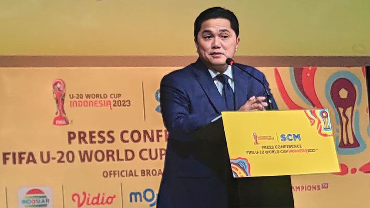Ketua Umum PSSI, Erick Thohir, saat berbicara di konferensi pers pemegang hak siar Piala Dunia U-20 2023 di SCTV Tower, Senayan City, Jakarta pada Selasa (28/2/2023). ANTARA/Hendri Sukma Indrawan/pri. (ANTARA/Hendri Sukma Indrawan)