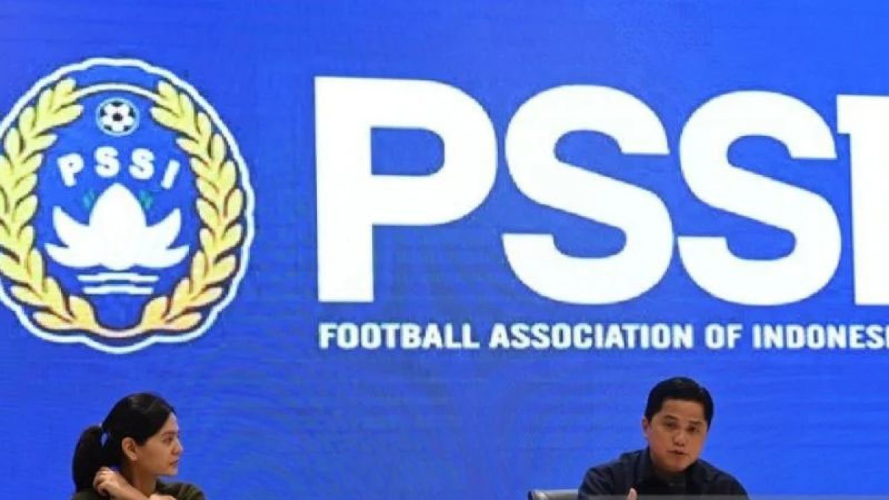 Ketua Umum Persatuan Sepak Bola Seluruh Indonesia (PSSI) Erick Thohir (kanan) didampingi Wakil Ketua Umum Ratu Tisha Destria (kiri) memberikan keterangan pers terkait hasil keputusan bersama Sarasehan Sepak Bola Indonesia di GBK Arena, Jakarta, Minggu (5/3/2023). Hasil kesepakatan tersebut diantaranya PSSI akan mengubah nama Liga 1 menjadi Liga Indonesia dan Liga 2 menjadi Liga Nusantara serta mengumumkan jadwal Liga 1 akan dimulai pada Juli 2023 dan berakhir pada April 2024, sedangkan Liga 2 dimulai pada November 2023 dan berakhir pada Juni 2024. ANTARA FOTO/Indrianto Eko Suwarso/tom.