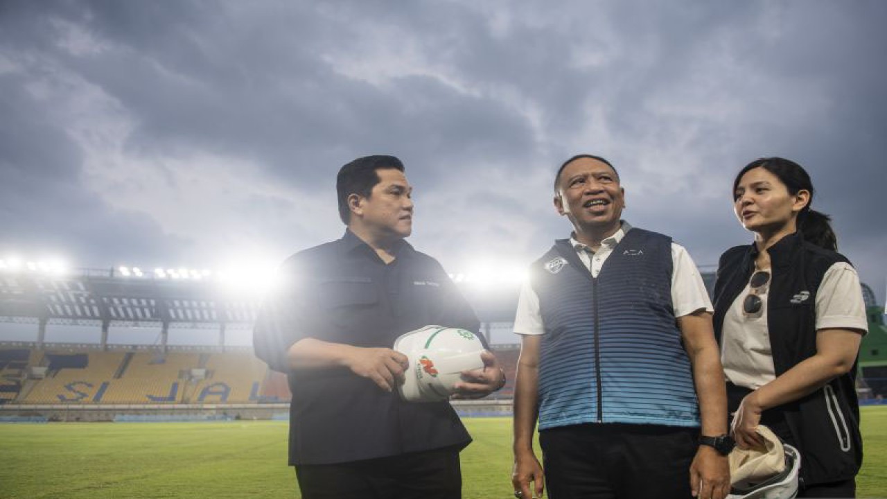 Ketua Umum PSSI Erick Thohir (kiri) berbincang dengan Wakil Ketua Umum PSSI Zainudin Amali (tengah) dan Wakil Ketua Umum PSSI Ratu Tisha Destria (kanan) saat meninjau renovasi Stadion SI Jalak Harupat di Soreang, Kabupaten Bandung, Jawa Barat, Sabtu (11/3/2023). ANTARA FOTO/M Agung Rajasa/nym.