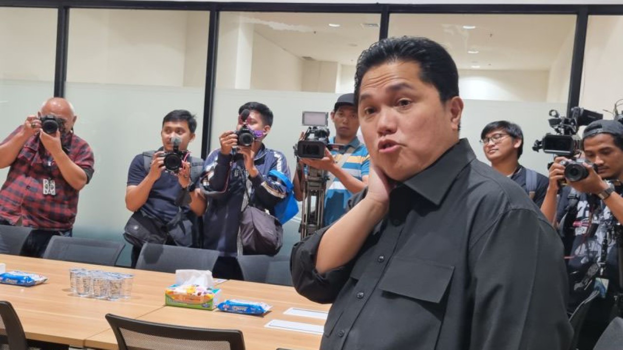 Ketua Umum PSSI Erick Thohir saat mengenalkan Media Center PSSI di GBK Arena Senayan, Jakarta, Jumat (10/3/2023). ANTARA/Bayu Kuncahyo