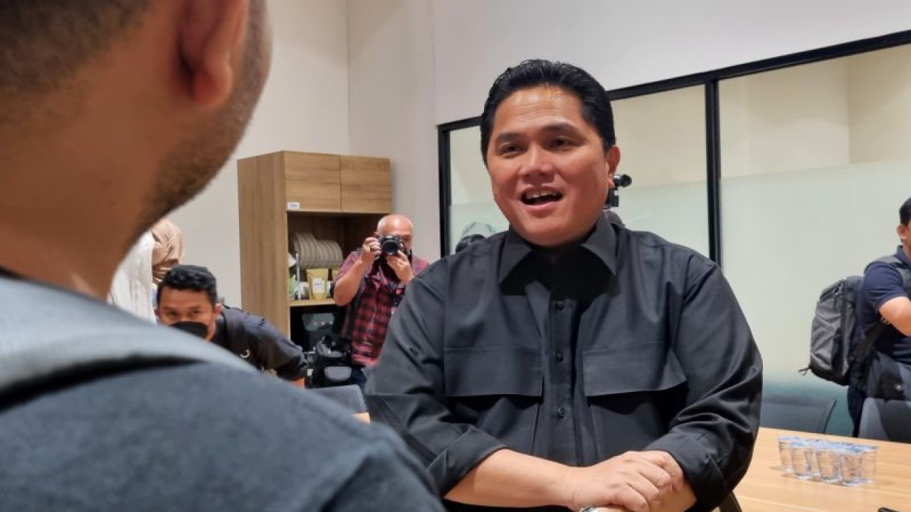 Ketua Umum PSSI Erick Thohir saat berbincang dengan sejumlah pewarta di GBK Arena Jakarta, Jumat (10/3/2023). ANTARA/Bayu Kuncahyo