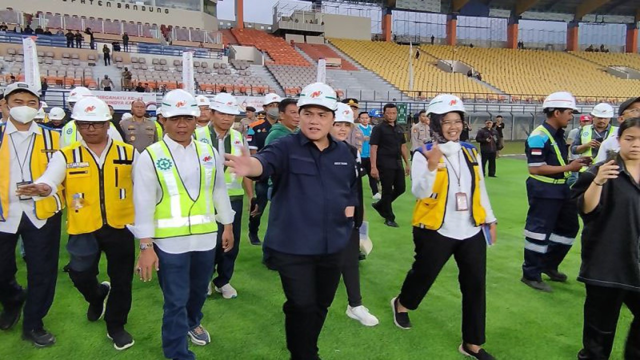 Ketua Umum PSSI Erick Thohir mengunjungi Stadion Si Jalak Harupat, Kabupaten Bandung, Jawa Barat, Sabtu (11/3/2023). (ANTARA/Bagus Ahmad Rizaldi)