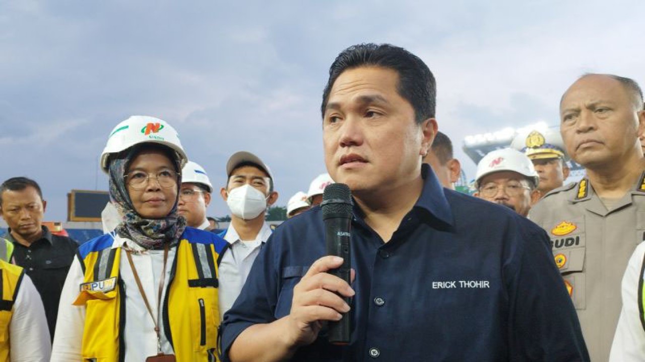 Ketua Umum PSSI Erick Thohir saat mengunjungi Stadion Si Jalak Harupat, Kabupaten Bandung, Jawa Barat, Sabtu (11/3/2023). ANTARA/Bagus Ahmad Rizaldi