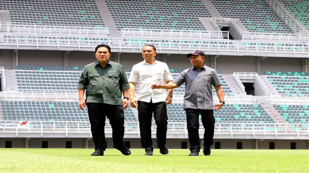 Ketua Umum PSSI Erick Thohir (kiri) didampingi Wakil Ketua Umum PSSI Zainudin Amali (kanan) bersama Wali Kota Surabaya Eri Cahyadi (tengah) meninjau Stadion Gelora Bung Tomo menjelang penyelenggaraan Piala Dunia U20 Indonesia, Surabaya, Senin (13/3/2023). (ANTARA/Rizal Hanafi)