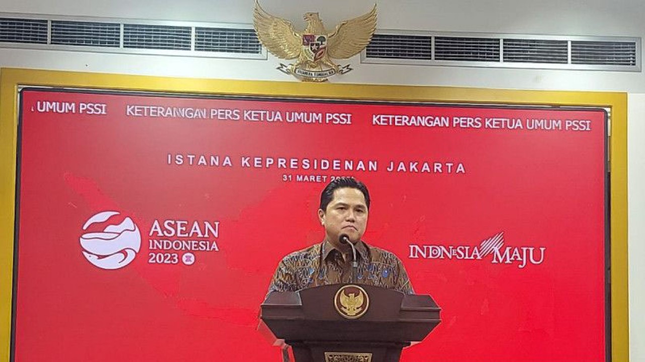 Ketua Umum PSSI Erick Thohir menyampaikan keterangan pers di Kantor Presiden, Jakarta, Jumat (31/3/2023). (ANTARA/Mentari Dwi Gayati)