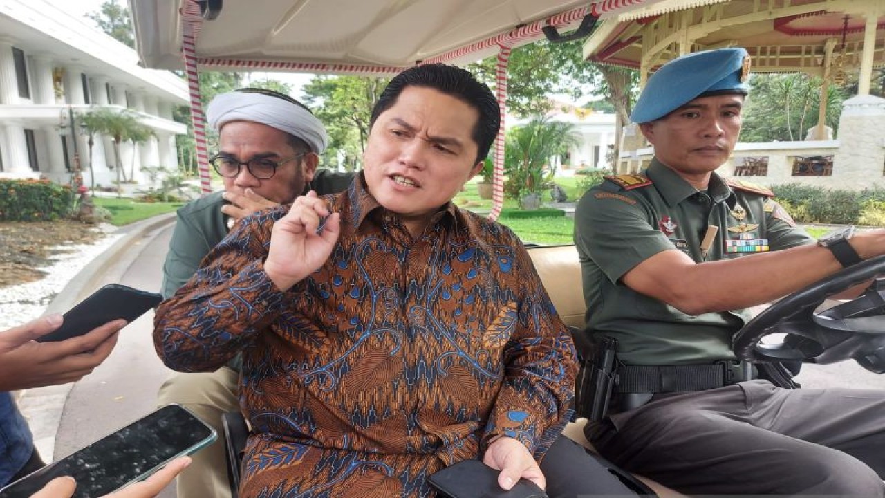 Ketua Umum Persatuan Sepak bola Seluruh Indonesia (PSSI) Erick Thohir saat ditemui di Kompleks Istana Kepresidenan Jakarta, Jumat (31/3/2023) (ANTARA/Mentari Dwi Gayati)