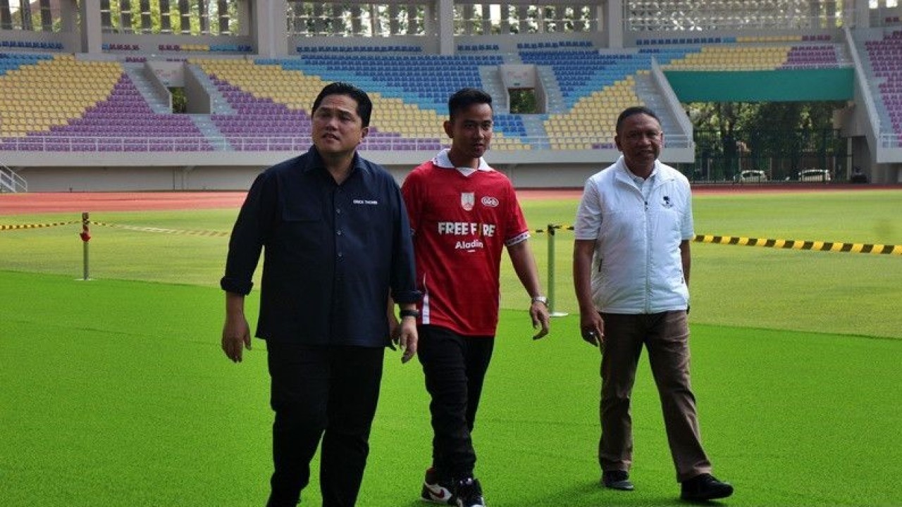 Menteri BUMN yang juga Ketua Umum PSSI Erick Thohir (kiri) bersama Menpora Zainudin Amali (kanan) dan Wali Kota Surakarta Gibran Rakabuming Raka (tengah) saat mengecek dan melakukan diskusi tentang persiapan penyelenggaraan Piala Dunia U-20, di Stadion Manahan Solo, Jawa Tengah, Minggu (12/3/2023). (ANTARA/Bambang Dwi Marwoto)