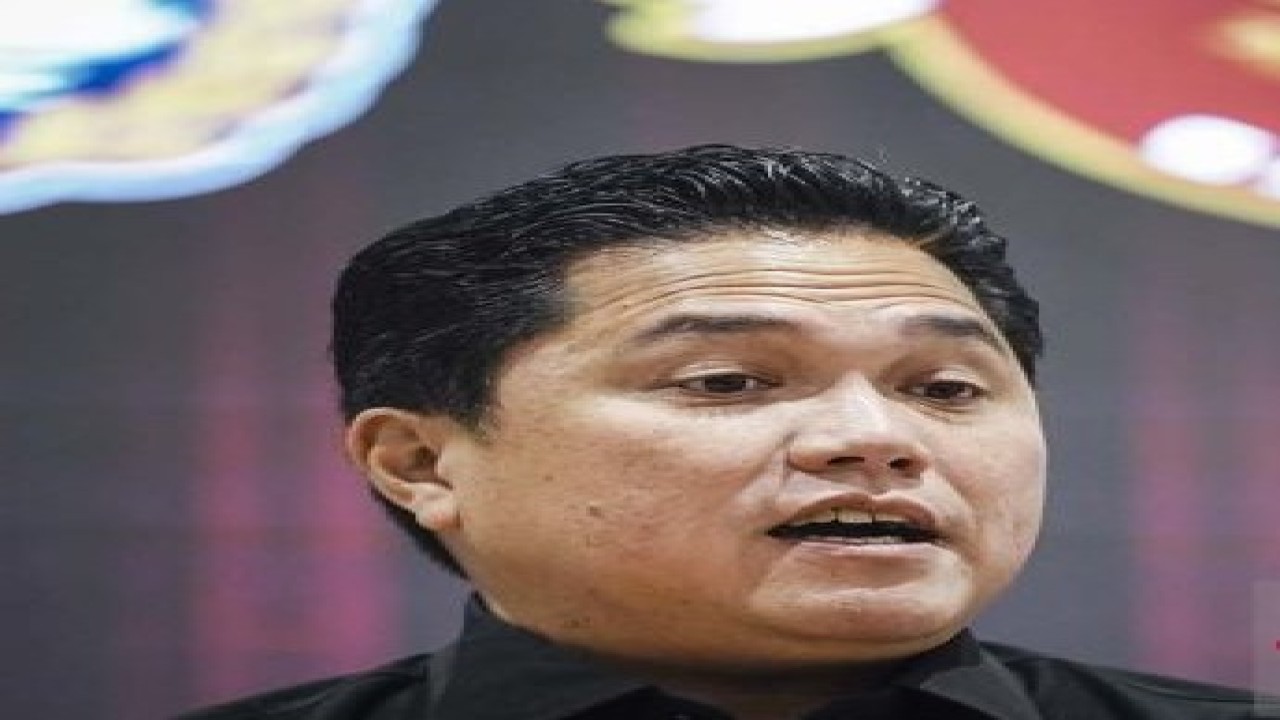 Ketua Umum PSSI Erick Thohir menyampaikan keterangan pers di GBK Arena, Jakarta, Jumat (10/3/2023). Erick Thohir menyampaikan perkembangan terbaru terkait agenda peninjauan venue Piala Dunia U-20 2023 dan FIFA Matchday 2023. ANTARA FOTO/Dhemas Reviyanto/aww.