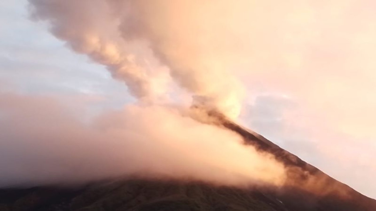 Suasana erupsi Gunung Karangetang di Kabupaten Kepulauan Sitaro, Sulawesi Utara. ANTARA/HO-Pos PGA Karangetang