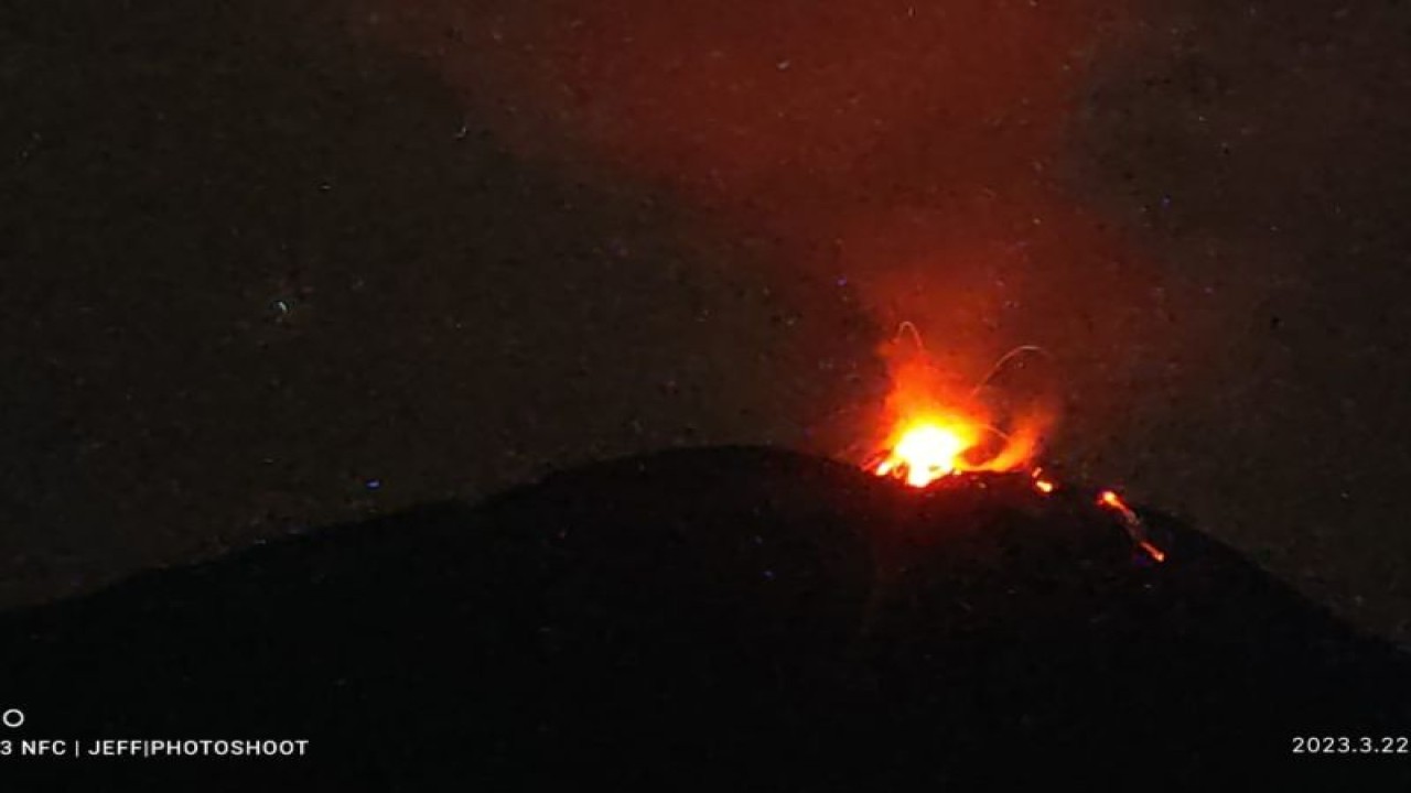 Erupsi gunung api Ile lewotolok. ANTARA/Ho-Pos Pemantau Gunung Api Ile Lewotolok