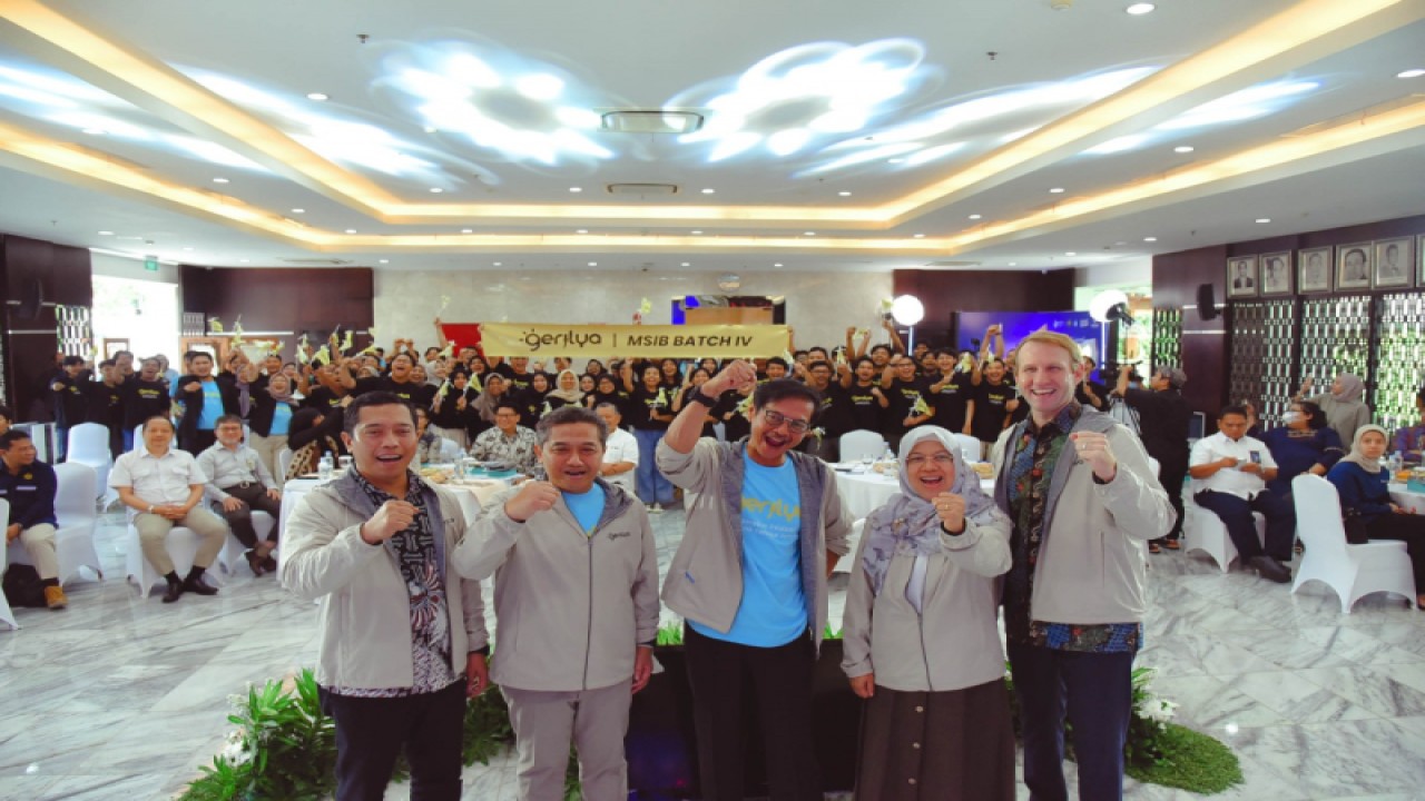 Sekjen Kementerian ESDM Rida Mulyana (ketiga dari kiri) pada peluncuran program Gerakan Inisiatif Listrik Tenaga Surya (Gerilya) Magang dan Studi Independen Bersertifikat (MSIB) Batch 4 di Kantor Kementerian ESDM, Jakarta, Rabu (1/3/2023). ANTARA/HO-Humas Kementerian ESDM