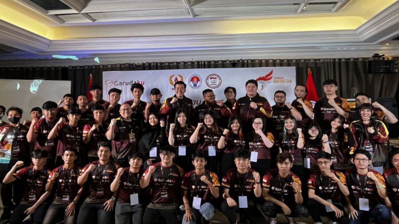 Para pengurus PB ESI berfoto bersama timnas esports Indonesia yang akan berangkat ke SEA Games 2023 Kamboja, Jumat (10/3/2023). (ANTARA/Arnidhya Nur Zhafira)