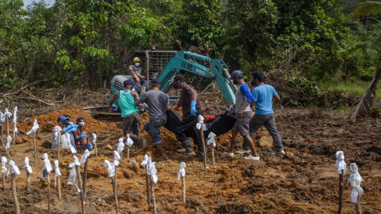 Arsip Foto. Sejumlah petugas pemakaman mengangkat kantong berisi jenazah korban tanah longsor untuk dimakamkan di Kecamatan Serasan, Kabupaten Natuna, Kepulauan Riau, Sabtu (11/3/2023). (ANTARA FOTO/Teguh Prihatna/nym)