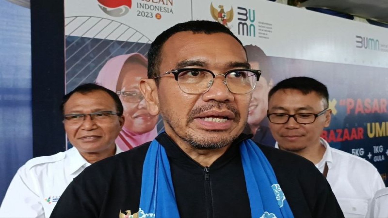 Anggota Exco PSSI Arya Sinulingga (tengah) saat di temui wartawan di Pasar Rakyat dan Bazar UMKM BUMN di Lapangan Petrokimia Gresik, Kamis (2/3/2023). (ANTARA/Naufal Ammar Imaduddin)
