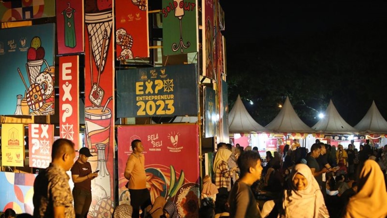 Warga mengunjungi Expo Entrepreneur Aceh, di Lapangan Blang Padang, Kota Banda Aceh, Senin (13/3/2023). ANTARA/Khalis Surry.