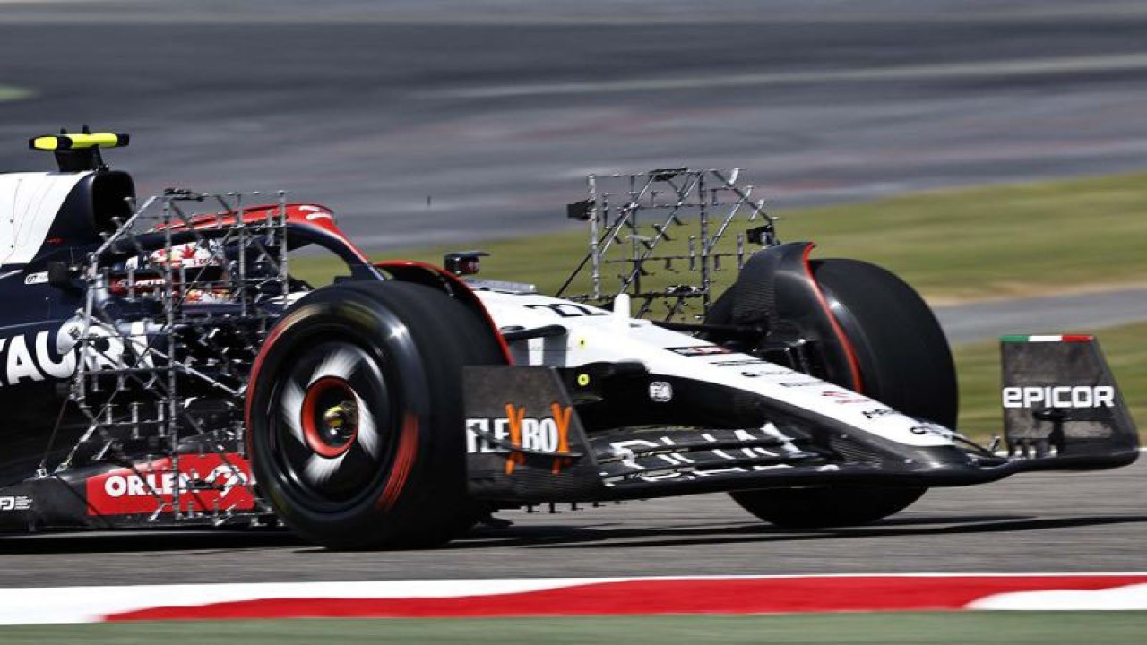 Pembalap AlphaTauri Yuki Tsunoda memacu kecepatan mobilnya saat tes pramusim F1 2023 di Bahrain International Circuit, Sakhir, Bahrain (23/2/2023). ANTARA FOTO/REUTERS/Hamad I Mohammed/aww.