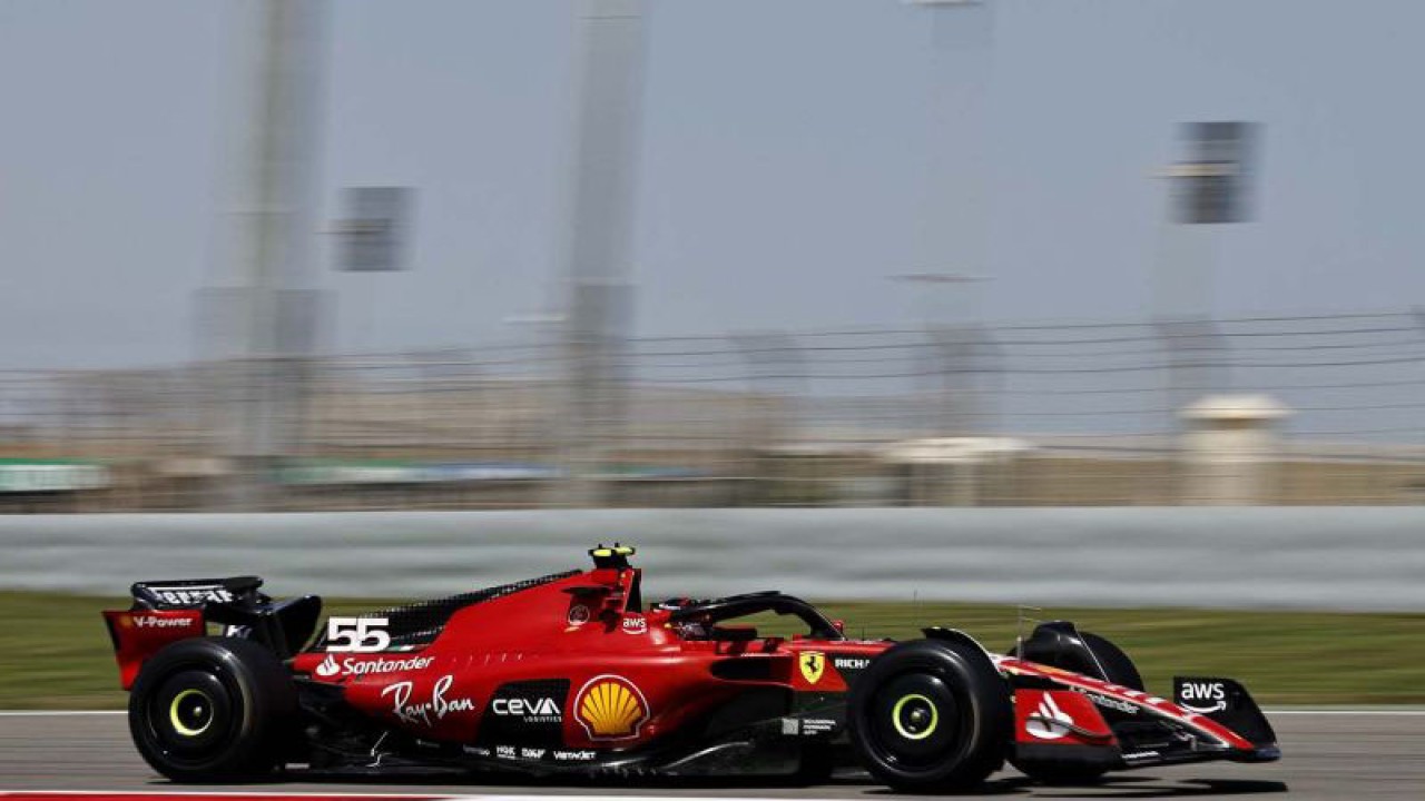 Pembalap Ferrari Carlos Sainz Jr. memacu kecepatan mobilnya saat tes pramusim F1 2023 di Bahrain International Circuit, Sakhir, Bahrain (23/2/2023). ANTARA FOTO/REUTERS/Hamad I Mohammed/aww.