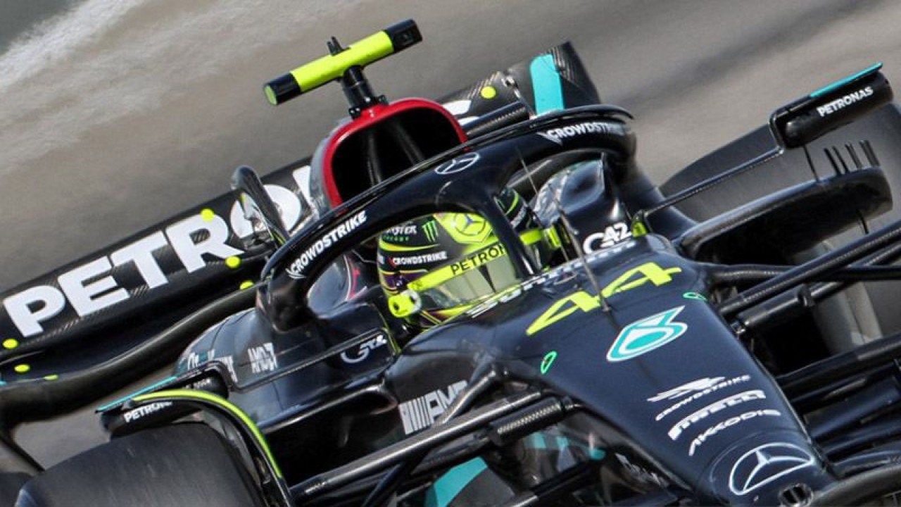 Pebalap tim Mercedes Lewis Hamilton menjalani hari kedua tes pramusim Formula 1 di Sirkuit Internasional Bahrain, Sakhir, Jumat (24/2/2023). ANTARA/AFP/Giuseppe Cacace/am.