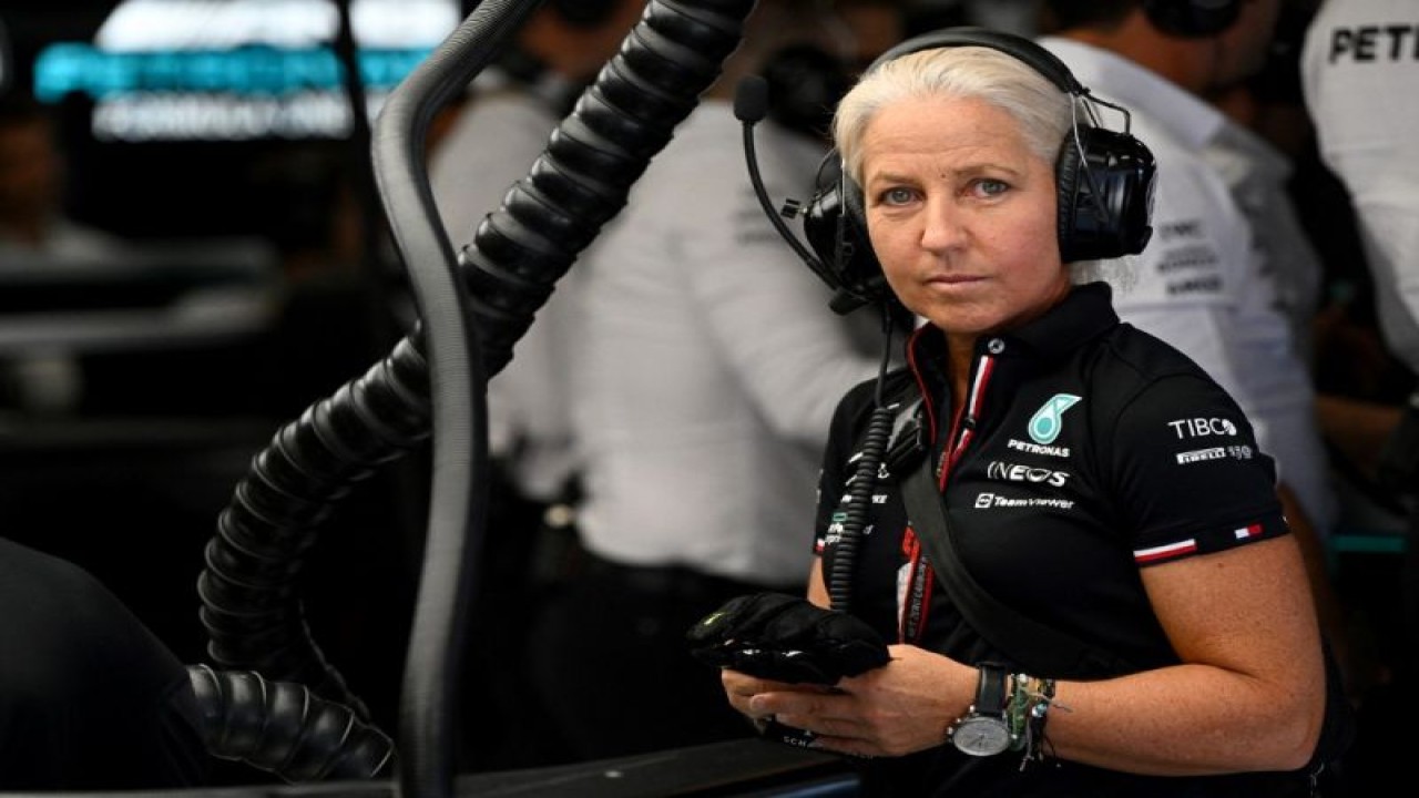 Arsip - Pelatih dan fisioterapis Angela Cullen mendampingi pebalap Mercedes Lewis Hamilton asal Inggris ketika sesi latihan ketiga Grand Prix Spanyol, Sirkuit Barcelona-Catalunya, Montmelo, Spanyol. (21/5/2022) (AFP/GABRIEL BOUYS)