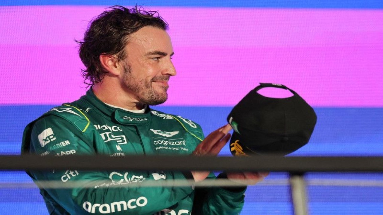 Pebalap tim Aston Martin Fernando Alonso (kanan) bereaksi di podium setelah finis ketiga Grand Prix Arab Saudi di Sirkuit Jeddah Corniche, Jeddah. (19/3/2019). ANTARA/AFP/GIUSEPPE CACACE.