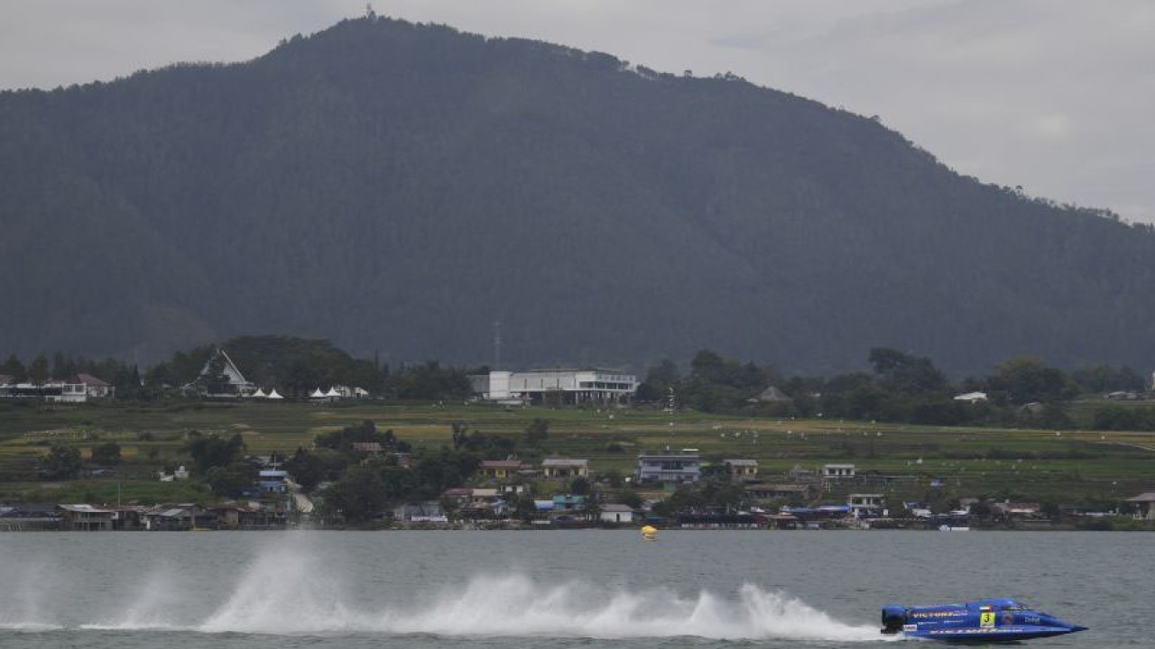 Pembalap Tim Victory, Ahmad Al Fahim, memacu kecepatan perahu motornya saat latihan bebas putaran pertama Kejuaraan Dunia Perahu Motor F1 Powerboat (F1H2O) 2023 di Danau Toba, Balige, Sumatera Utara. ANTARA/M Risyal Hidayat/foc.