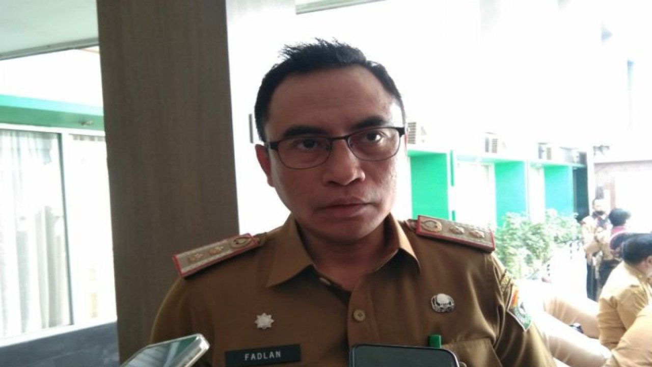 Kepala Dinas Kependudukan dan Catatan Sipil Sultra Muhammad Fadlansyah memberikan keterangan pers di Kendari, Rabu (15/3/2023) (ANTARA/Harianto)