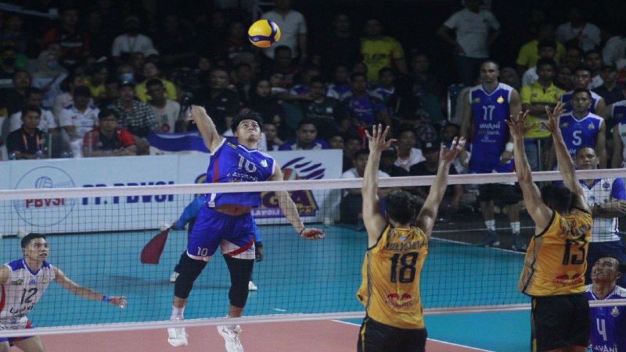 Pemain Jakarta LavAni Allo Bank Fahri Septian melancarkan bola smes yang dihadang blok pemain Jakarta Bhayangkara Presisi pada laga final PLN Mobile Proliga 2023 di GOR Amongrogo Yogyakarta, Minggu (19/3/2023) malam. ANTARA/Humas Proliga