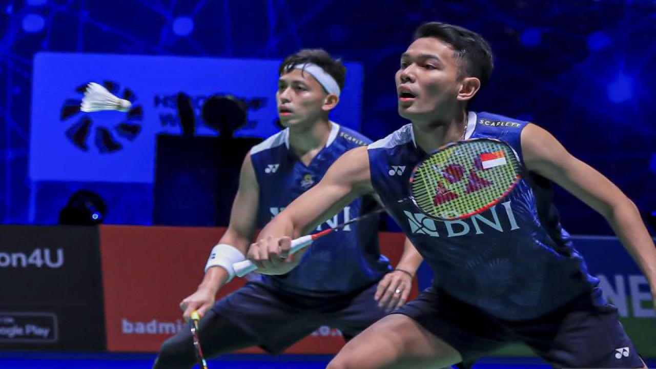 Arsip - Pebulu tangkis ganda putra Indonesia Fajar Alfian (kanan) dan Muhammad Rian Ardian (kiri) mengembalikan kok ke arah lawan yang merupakan rekan senegaranya Hendra Setiawan dan Mohammad Ahsan dalam final All England 2023 di Utilita Arena Birmingham, Inggris, Minggu (19/3/2023). ANTARA FOTO/HO-Humas PBSI/mrh/rwa.