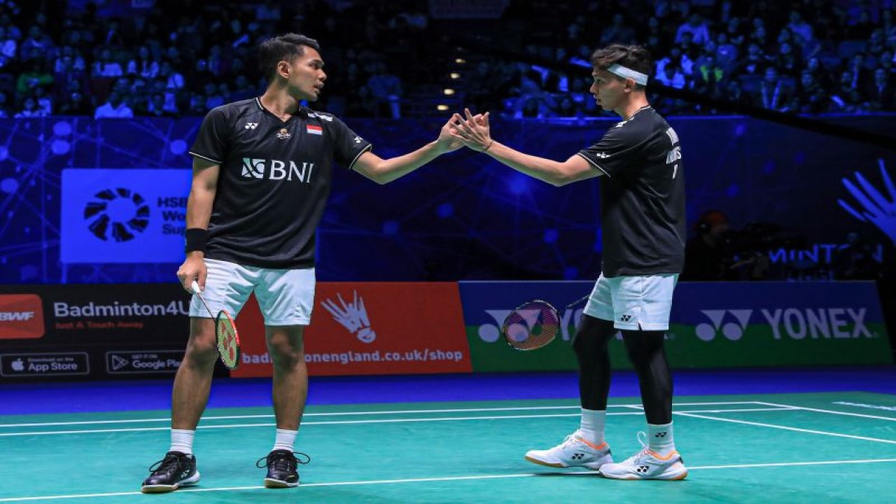 Pasangan Fajar Alfian/Muhammad Rian Ardianto mengaku tak gentar untuk menghadapi pasangan Hendra Setiawan/Mohammad Ahsan yang menjadi legenda ganda putra dunia pada babak final perebutan gelar juara All England 2023 di Birmingham, Inggris, Minggu. (ANTARA/HO-PP PBSI)