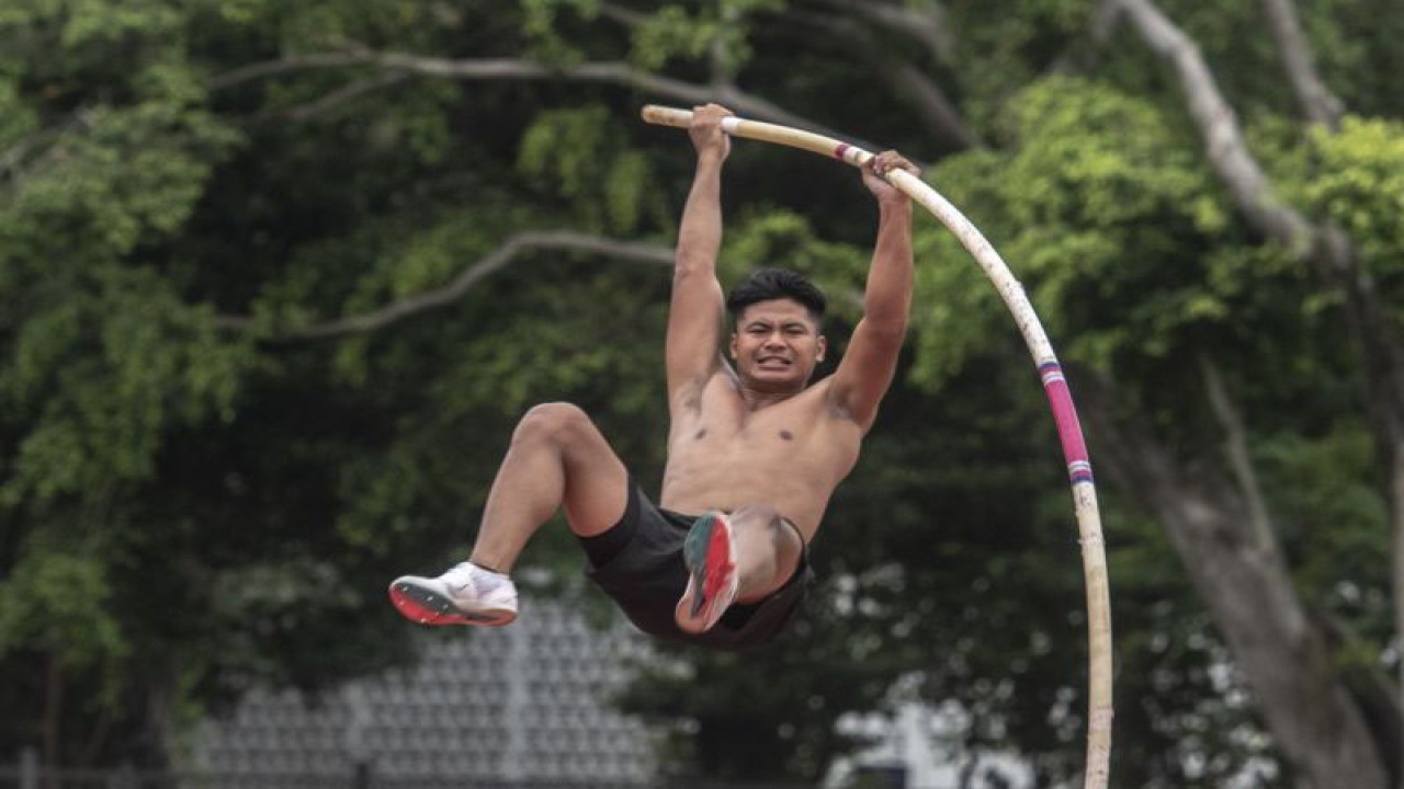 Atlet atletik nomor lompat galah Idan Fauzan Richsan mengikuti Pemusatan Latihan Nasional (Pelatnas) SEA Games Kamboja 2023 di Lapangan Madya, Gelora Bung Karno, Jakarta, Selasa (28/3/2023). ANTARA FOTO/Muhammad Adimaja/foc.