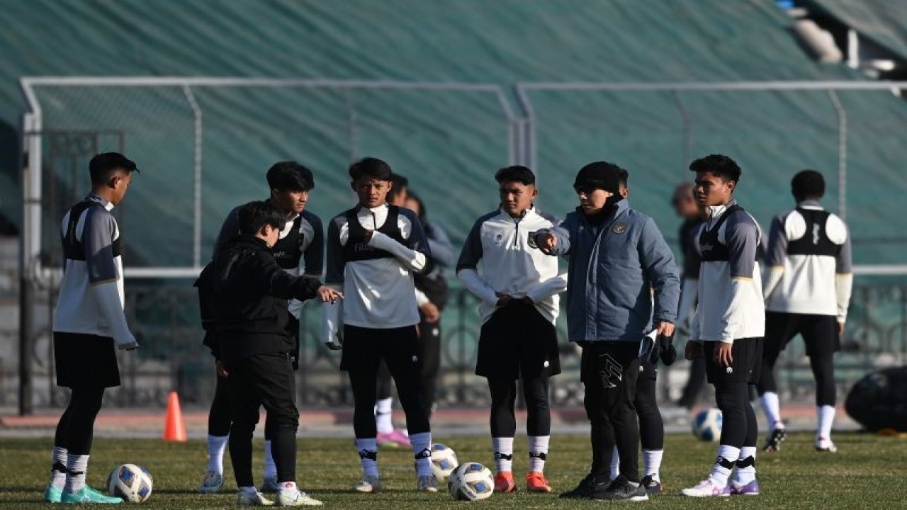 Pelatih Timnas U-20 Indonesia Shin Tae Yong (kedua kanan) memberikan instruksi kepada tim asuhannya saat sesi latihan resmi jelang Piala Asia U-20 di Tashkent State Transport University, Uzbekistan, Selasa (28/2/2023). Timnas U-20 Indonesia yang berada di Grup A akan menjalani pertandingan perdananya melawan Timnas Irak pada Rabu 1 Maret 2023 di Stadion Lokomotiv, Tashkent, Uzbekistan. ANTARA FOTO/Sigid Kurniawan/hp.
