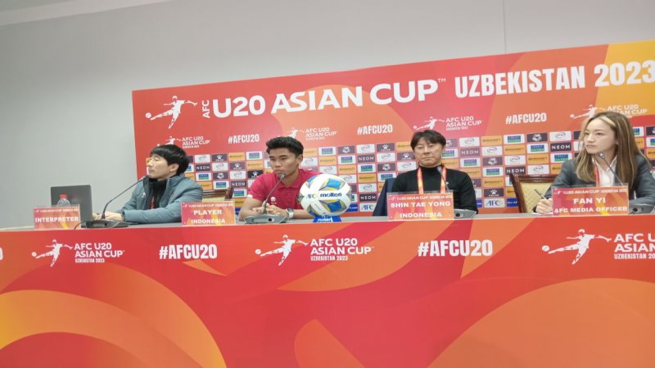 Kapten timnas Indonesia U-20 Muhammad Ferrari (kedua dari kiri) menjawab pertanyaan para pewarta pada konferensi pers setelah pertandingan Piala Asia U-20 melawan Uzbekistan, yang berlangsung di Stadion Istiqlol, Fergana, Selasa (7/3/2023). (ANTARA/RAUF ADIPATI)