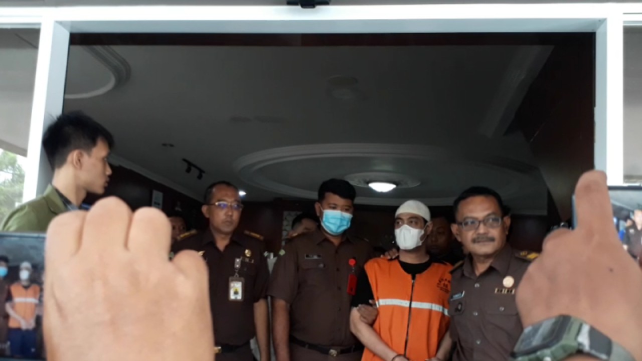 Tersangka kasus KDRT Ferry Irawan saat di Kejaksaan Negeri Kota Kediri, Jawa Timur, Kamis (16/3/2023). Kejari Kediri menerima berkas perkara dari Ferry Irawan dan kini ia ditahan di Lembaga Pemasyarakatan (Lapas) Kelas II A Kediri hingga 20 hari ke depan. ANTARA/Asmaul