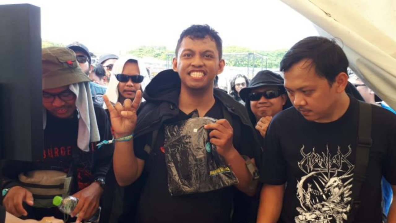 Salah satu penonton berhasil mendapatkan kaus resmi Hammersonic Festival 2023 , Sabtu (18/3). (ANTARA/Ahmad Faishal)