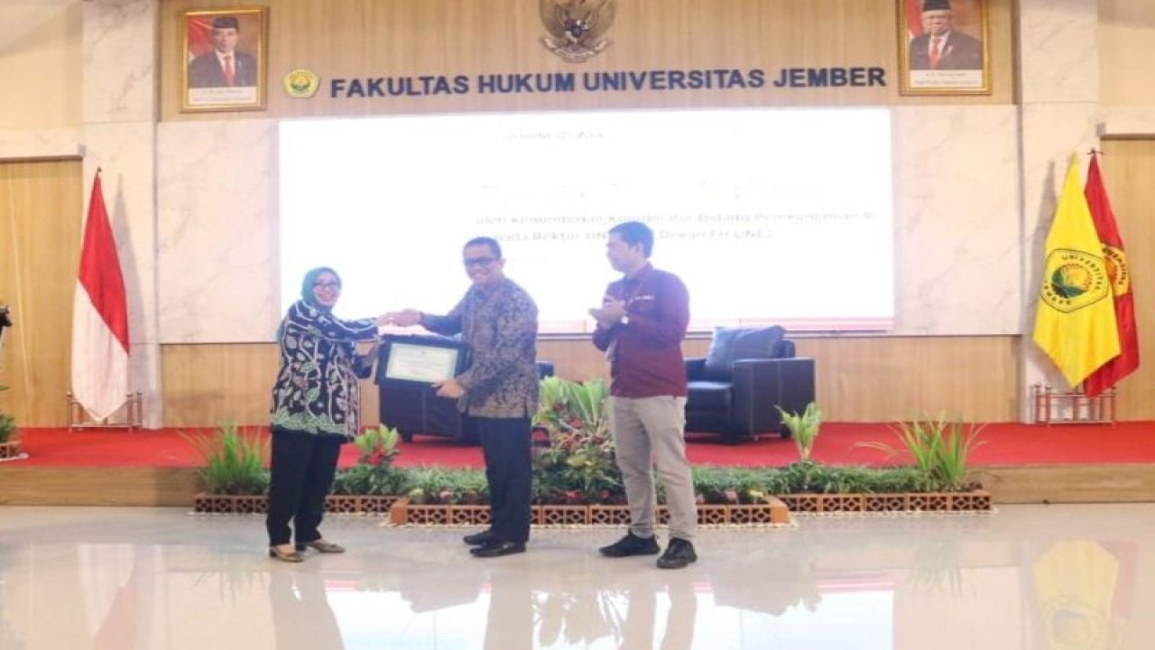 Deputi Bidang Koordinasi Pangan dan Agribisnis Kemenko Musdhalifah Machmud menyerahkan penghargaan kepada Rektor Unej Iwan Taruna disaksikan Dekan FH Unej Bayu Dwi Anggono di Fakultas Hukum Unej, Senin (13/3/2023). (ANTARA/HO-Humas Unej)