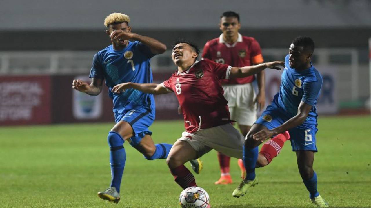 Arsip - Pesepak bola Tim Nasional Indonesia Witan Sulaeman (tengah) terjatuh usai berebut bola dengan pesepak bola Tim Nasional Curacao Kevin Felida (kanan) dalam pertandingan 'FIFA Match Day' di Stadion Pakansari, Cibinong, Kabupaten Bogor, Jawa Barat, Selasa (27/9/2022). ANTARA FOTO/Aditya Pradana Putra/hp.