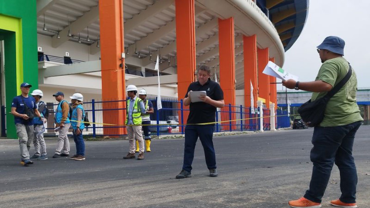 Perwakilan FIFA mengecek kondisi Stadion Si Jalak Harupat, Kabupaten Bandung, Jawa Barat, Jumat (24/3/2023). (ANTARA/Bagus Ahmad Rizaldi)