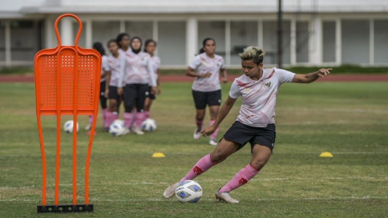 Pesepak bola Timnas Putri Indonesia Carla Bio Pattinasarany berlatih pada pemusatan latihan di Stadion Madya, kompleks Stadion Utama Gelora Bung Karno (SUGBK), Senayan, Jakarta, Jumat (7/1/2022). ANTARA FOTO/Galih Pradipta/wsj.