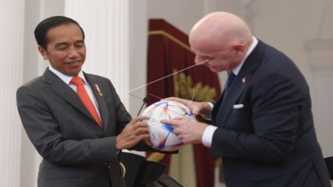 Foto arsip - Presiden Joko Widodo (kiri) menerima bola resmi Piala Dunia Qatar 2022 dari Presiden Induk Asosiasi Sepak Bola Dunia (FIFA) Gianni Infantino usai melakukan pertemuan di Istana Merdeka, Jakarta, Selasa (18/10/2022). Dalam pertemuan tersebut Pemerintah Indonesia dan FIFA sepakat untuk melakukan transformasi menyeluruh sepak bola Indonesia serta memastikan semua aspek pertandingan berjalan sesuai dengan standar keamanan yang ditetapkan FIFA. ANTARA FOTO/Hafidz Mubarak A/foc.