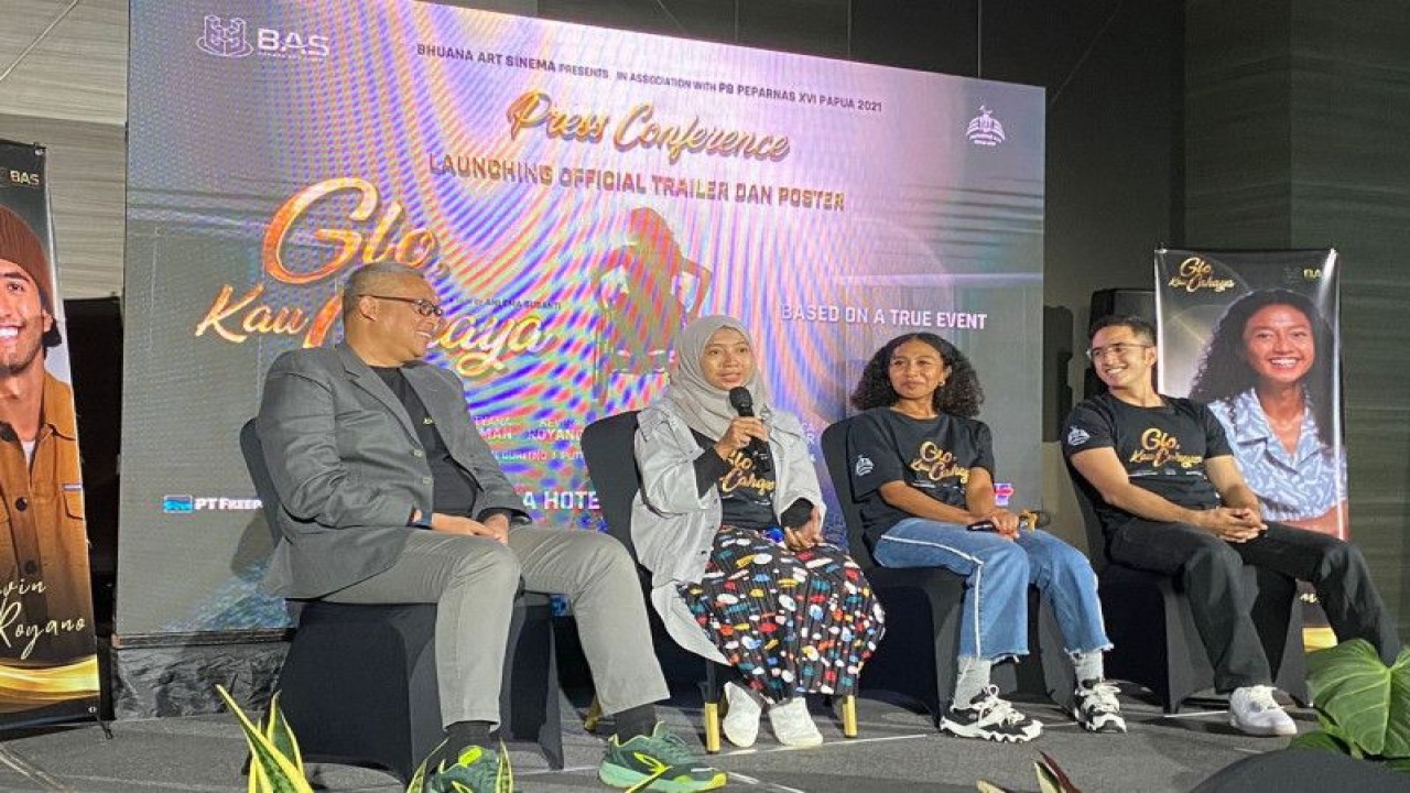 M Hamka Handaru selaku executive producer film "Glo, Kau Cahaya", Ani Ema Susanti selaku sutradara dan penulis cerita, Monalisa Sembor dan Kevin Royano. (ANTARA/HO)