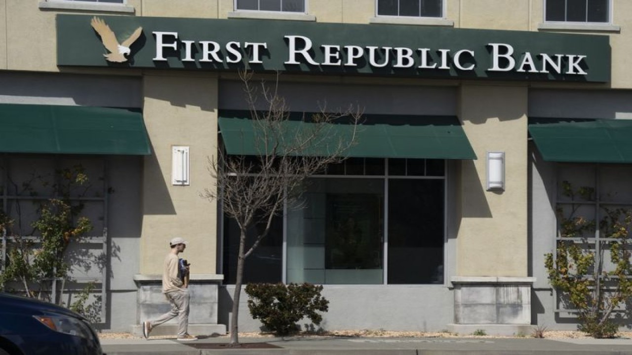 Foto Dokumen: Pemandangan luar cabang First Republic Bank di Millbrae, California, Amerika Serikat, yang diambil pada 13 Maret 2023. ANTARA/Xinhua/Li Jianguo