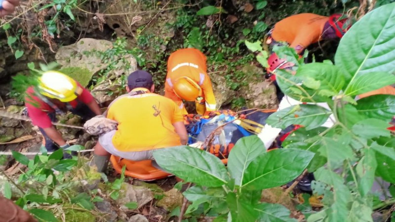 Proses evakuasi jasad mahasiswa FK UNS Noval Bacrul Ulum yang terjatuh di Gua Braholo Gunungkidul, Daerah Istimewa Yogyakarta, Minggu (26/3/2023). ANTARA/HO-Humas Polres Gunungkidul