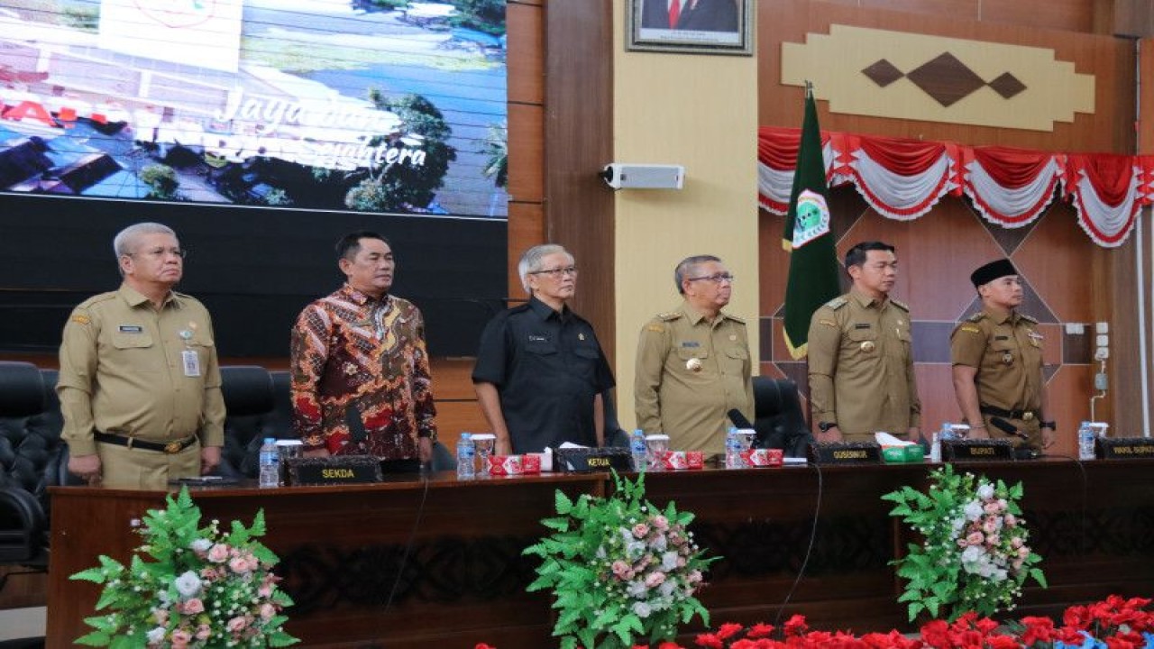 Gubernur Kalbar Sutarmidji di dampingi Sekda Kalbar Harrison (paling kiri), Ketua DPRD Kapuas Hulu Kuswandi, Ketua DPRD Kalbar M Kebing, Bupati Kapuas Hulu Fransiskus Diaan dan Wakil Bupati Kapuas Hulu Wahyudi Hidayat saat membuka kegiatan Musrenbang RKPD Kabupaten Kapuas Hulu 2024 (HO)