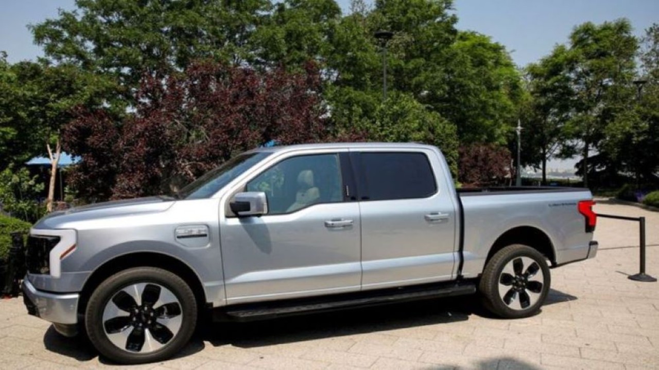 Truk listrik Ford F-150 Lightning terlihat saat acara pers di New York City, Amerika Serikat, pada 26 Mei 2021. (Brendan McDermid/Reuters)
