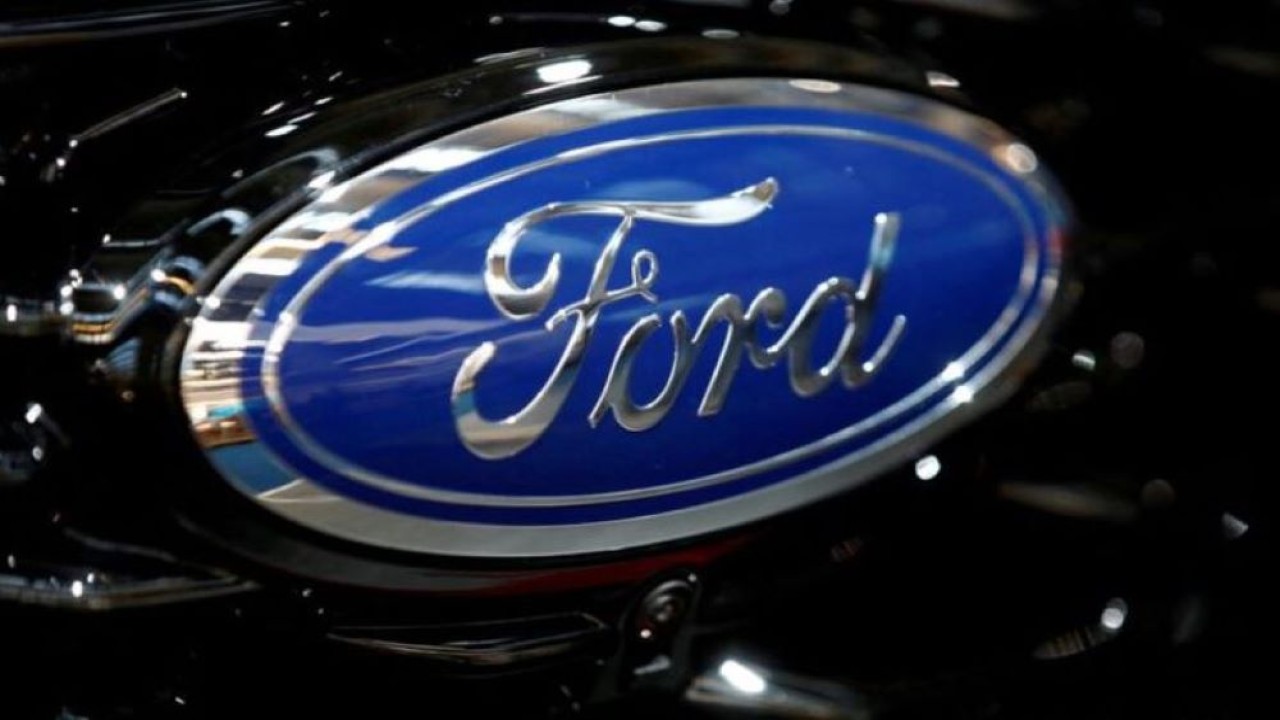 Logo Ford ditampilkan di Frankfurt Motor Show (IAA) 2019 di Frankfurt, Jerman. (Wolfgang Rattay/Reuters)