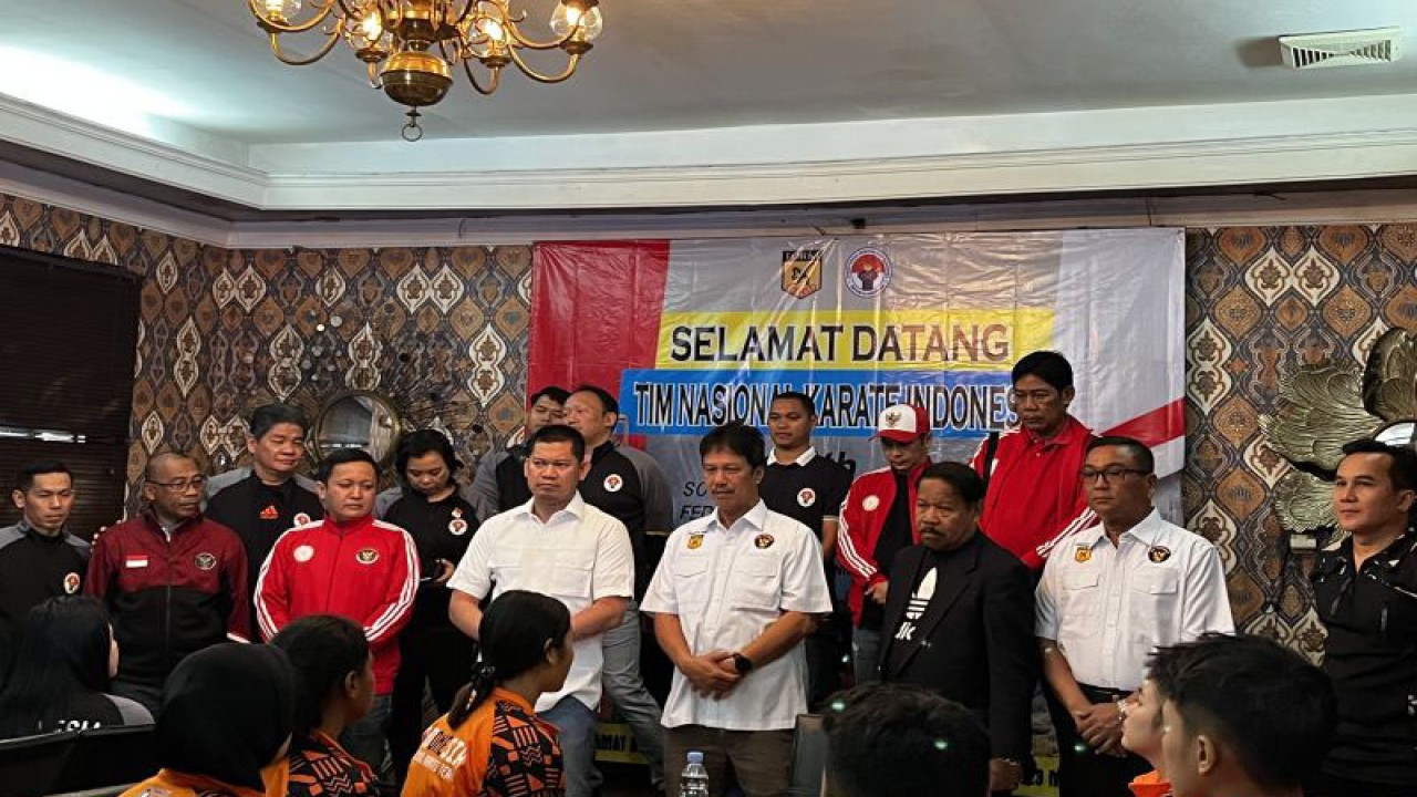 PB FORKI menyambut kedatangan atlet karate Indonesia usai ajang SEAKF di Filipina. Penyambutan dilakukan di kawasan SCBD, Jakarta, Selasa (21/3/2023). (ANTARA/Arnidhya Nur Zhafira)
