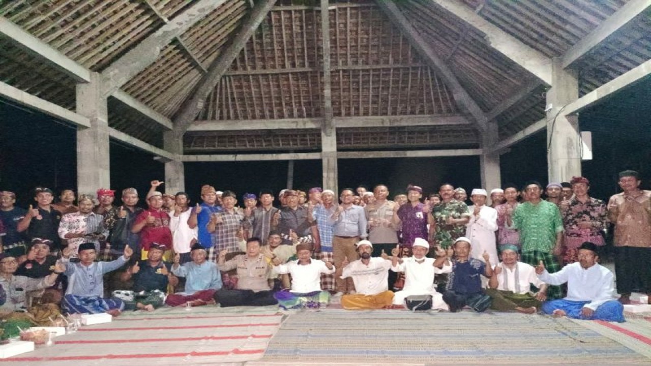 Forkopincam Gerokgak bersama dengan masyarakat di Desa Sumberklampok, Kecamatan Gerokgak, Kabupaten Buleleng. ANTARA/HO