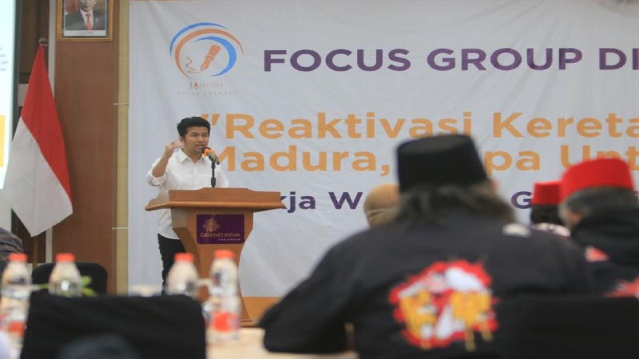 Wagub Jatim Emil Elestianto Dardak menyampaikan paparan terkait rencana reaktivasi jalur kereta api di Madura dalam sebuah forum diskusi di Surabaya, Selasa (21/3/2023). (ANTARA/HO-Biro Adpim Jatim)
