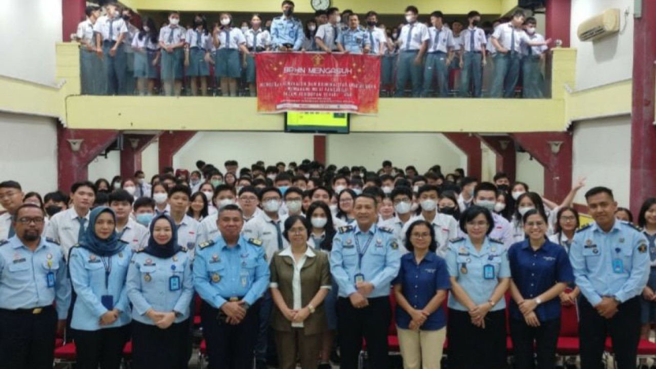 Jajaran Kemenkumham Sumsel berfoto bersama para pelajar dan guru di salah satu sekolah di Palembang, Selasa (21/3/2023). ANTARA/Yudi Abdullah/23